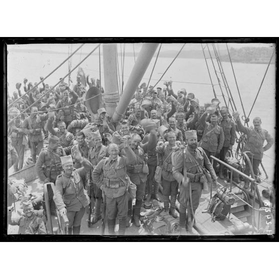 Rade de Govino. A bord du Miquelon. Au moment du départ du Miquelon  les serbes crient "vive la France". [légende d'origine]