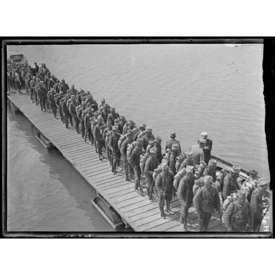 Govino. Embarquement du 24e Régiment d'Infanterie de la division du Vardar. [légende d'origine]