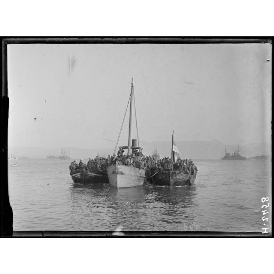 Rade de Corfou. Transports chargés de réfugiés serbes qui regagnent leurs régiments. [légende d'origine]