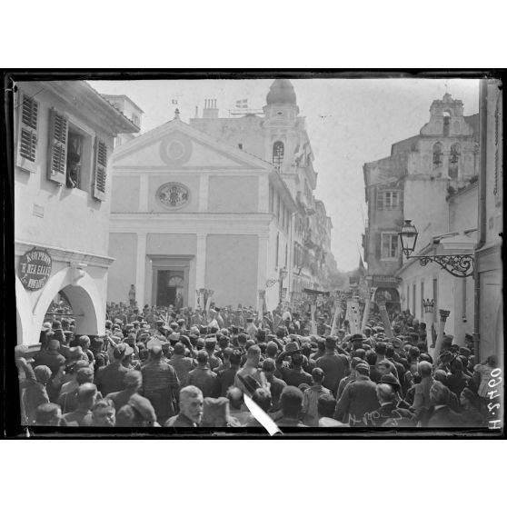 Corfou. Procession de Saint Spiridon. Le métropolite et les icônes. [légende d'origine]