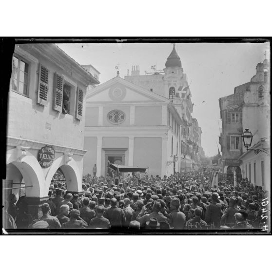 Corfou. Procession de Saint Spiridon. Les icônes. [légende d'origine]