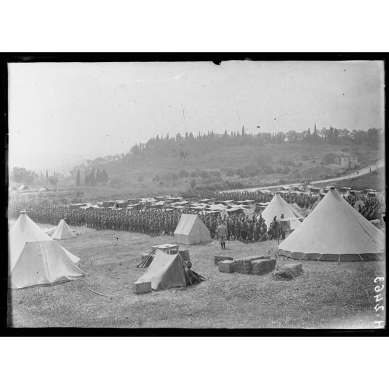 Corfou. Revue du 2e régiment de zouaves.  [légende d'origine]
