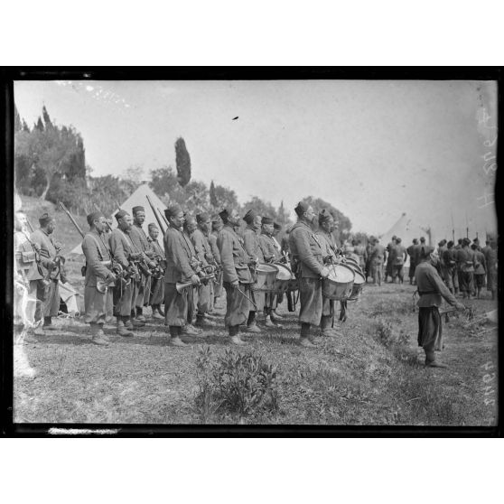 Corfou. Revue du 2e régiment de zouaves, les tambours et clairons. [légende d'origine]
