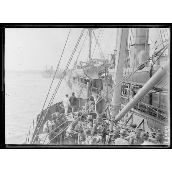 Rade de Govino. Le Miquelon accoste le Natal pour y transborder des Serbes du 3e d'infanterie. [légende d'origine]