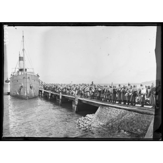 Rade de Moraitika. Embarquement de compagnies de COA serbes de la division schoumadia. [légende d'origine]