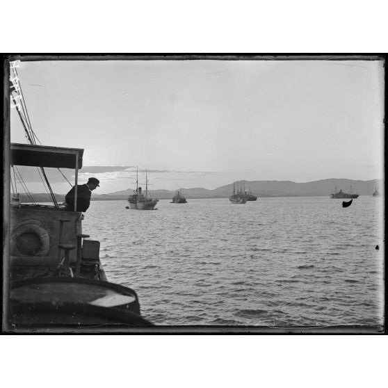 Coucher de soleil sur la rade de Moraitika. [légende d'origine]