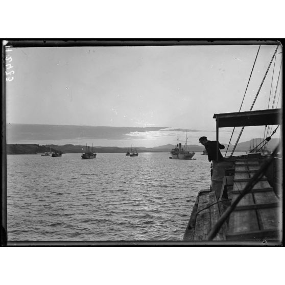 Coucher de soleil sur la rade de Moraitika. [légende d'origine]