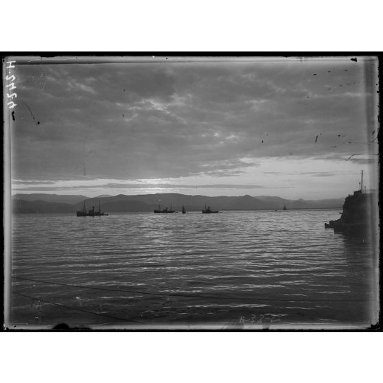 Lever de soleil sur les côtes d'Albanie. [légende d'origine]