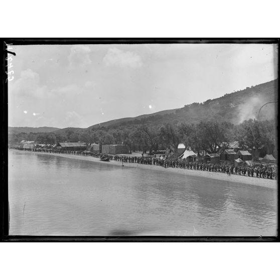 Moraitika. Artilleurs de la division de schouladia massés sur la plage avant d'embrarquer. [légende d'origine]