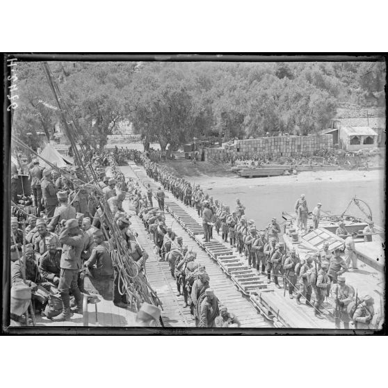 Moraitika. Embarquement d'artilleurs de la division de schoumadia sur l'appontement. [légende d'origine]