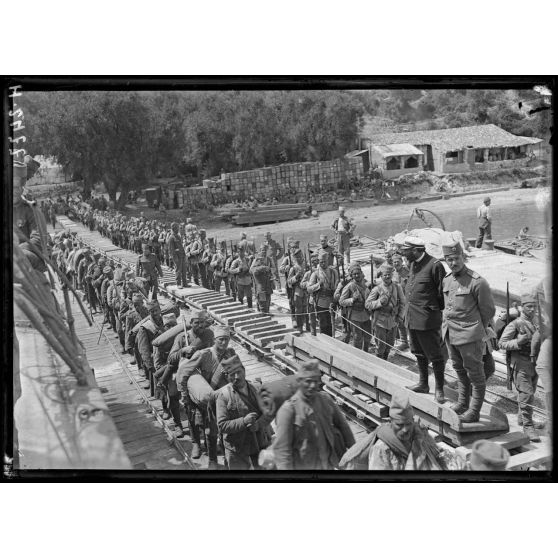 Moraitika. Embarquement d'artilleurs de la division de schoumadia sur l'appontement. [légende d'origine]