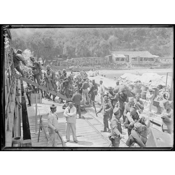 Moraitika. Embarquement d'artilleurs de la division de schoumadia sur l'appontement. [légende d'origine]