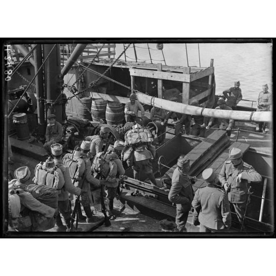 Moraitika. Embarquement de Serbes de différentes unités. [légende d'origine]