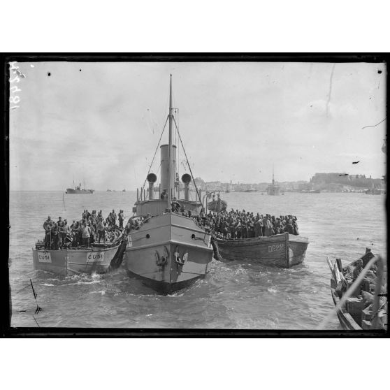 Rade de Corfou. Transbordement sur un transport. Des troupes de différentes unités amenées sur un transport. [légende d'origine]