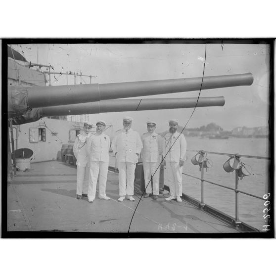 Corfou. L'état-major de l'amiral du Gueydon, à bord du Waldeck Rousseau. [légende d'origine]