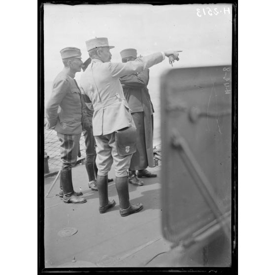 Corfou. A bord de l'Opiniatre. Général Bogovitch, général Artanonoff et colonel Dauchy. [légende d'origine]