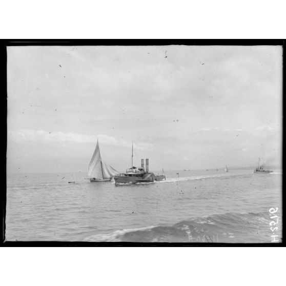 A bord de l'Opiniatre. En mer devant le 2e barrage. [légende d'origine]