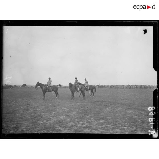 Près Ramerupt (Aube). Revue de la 32e D.I par le général Fayolle, le général Monröe. [légende d'origine]