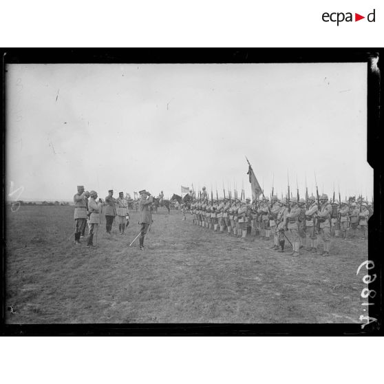 Près Ramerupt (Aube). Le général Fayolle saluant le drapeau du 267eme régiment d'infanterie. [légende d'origine]