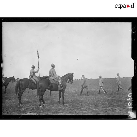 Près Ramerupt (Aube). Le général Fayolle passant sur le front des troupes de cavalerie, au 1er plan. [légende d'origine]