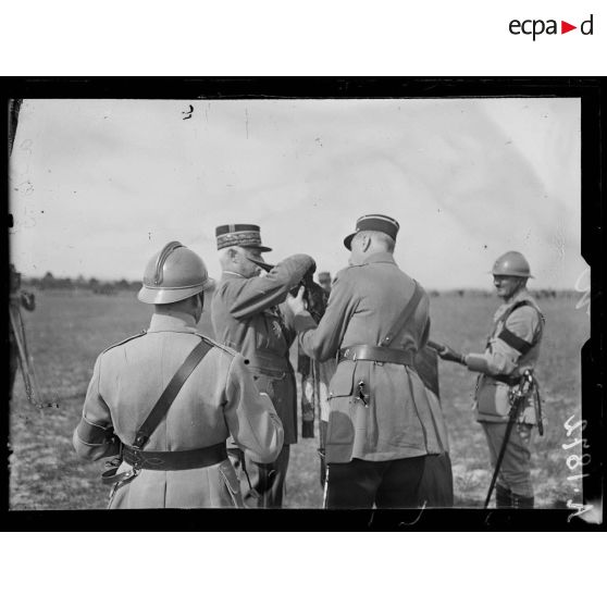 Près Ramerupt (Aube). Le général Fayolle remettant la fourragère au drapeau du 151eme d'infanterie. [légende d'origine]