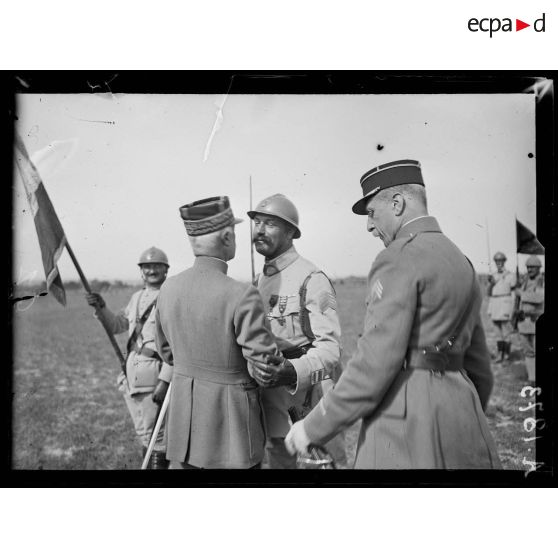 Près Ramerupt (Aube). Le général Fayolle décorant le colonel Moisson, commandant le 151eme régiment d'infanterie. [légende d'origine]