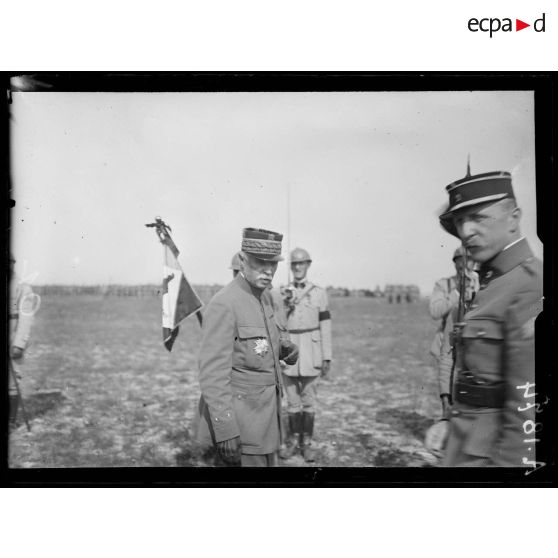 Près Ramerupt (Aube). Le général Fayolle vient de décorer le fanion de la compagnie du génie. [légende d'origine]