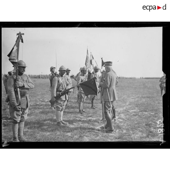 Près Ramerupt (Aube). Le général Fayolle décorant le fanion de la compagnie du génie. [légende d'origine]