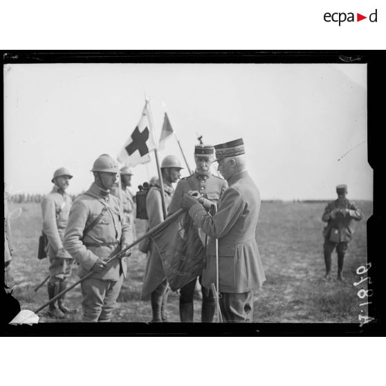 Près Ramerupt (Aube). Le général Fayolle décorant le fanion d'une formation d'artillerie de tranchée. [légende d'origine]