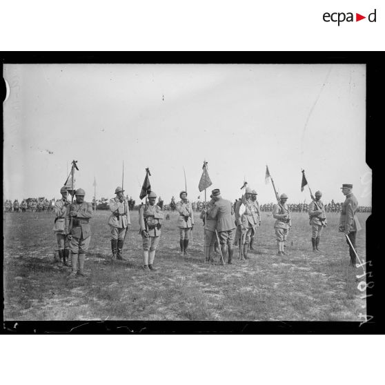 Près Ramerupt (Aube). Le général Fayolle donne l'accolade à un officier porte fanion. [légende d'origine]