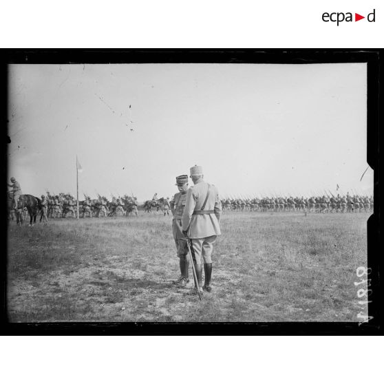 Près Ramerupt (Aube). Le général Fayolle pendant le défilé de la 32e division d'infanterie. [légende d'origine]