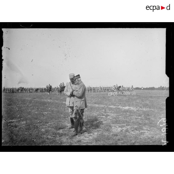 Près Ramerupt (Aube). Le général Fayolle pendant le défilé de la 32e division d'infanterie. [légende d'origine]