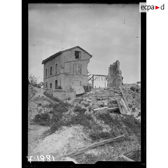 Prosnes (Marne). La dernière habitation subsistant du village. [légende d'origine]