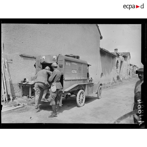 Prosnes (Marne). Un blessé est monté dans une voiture ambulance américaine. [légende d'origine]