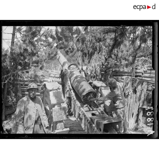 Baconnes (Marne). Une pièce de 155 long. Le placement de l'amorce avant le départ du coup. [légende d'origine]