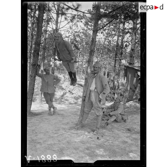 Baconnes (Marne). Une barre fixe improvisée. [légende d'origine]