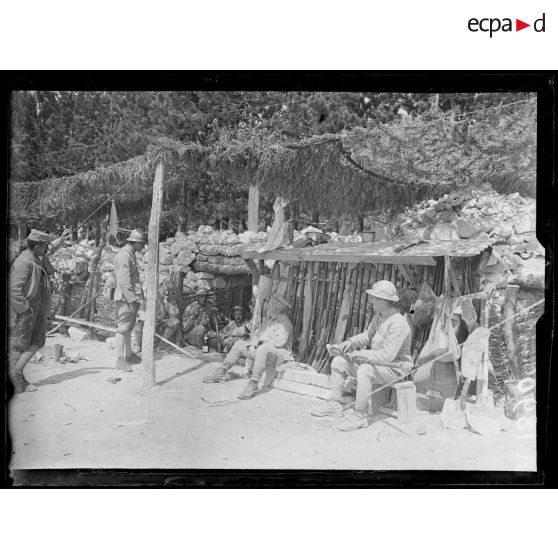 Baconnes (Marne). Le nettoyage des fusils devant un abri. [légende d'origine]