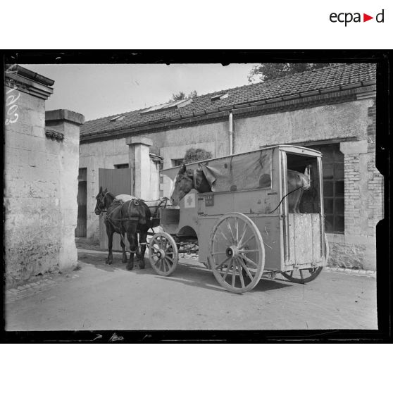 Châlons-sur-Marne. Hôpital Corbineau. Caserne Tirlet. Arrivée d'un cheval malade. [légende d'origine]