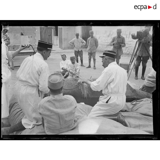 Châlons-sur-Marne. Caserne Tirlet. Lavage de l'incision. [légende d'origine]