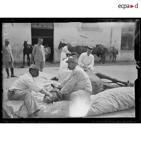 Châlons-sur-Marne. Caserne Tirlet. Autre aspect de l'opération. [légende d'origine]