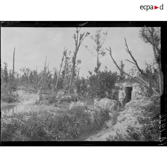 Aubérive. Marne. Débordement de la Suippes dans les trous d'obus. [légende d'origine]