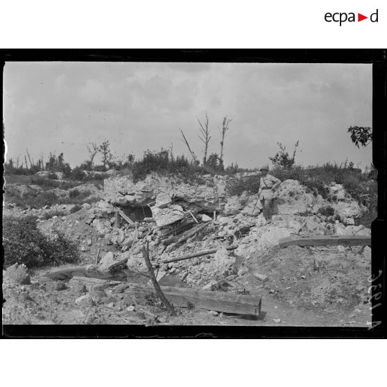 Aubérive. Marne. Blockaus allemand détruit par nos 240. [légende d'origine]