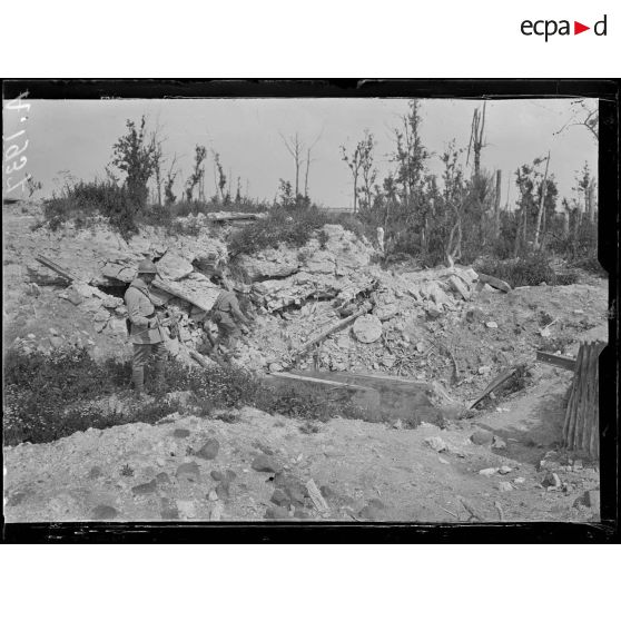 Aubérive. Marne. Trou d'obus de 240. [légende d'origine]