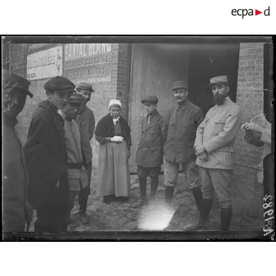 Châlon sur Marne. Femme blessée dans un bombardement. [légende d'origine]