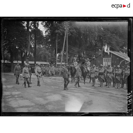 Châlon sur Marne. Les généraux Gourand et Fayolle passant la revue. [légende d'origine]