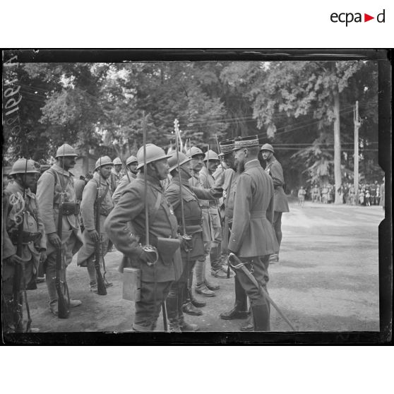 Châlon sur Marne. Les généraux Gourand et Fayolle passant la revue, causent avec des officiers. [légende d'origine]