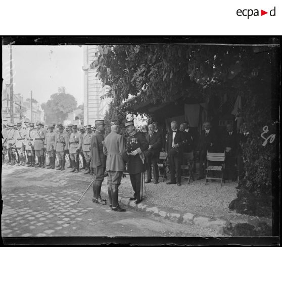 Châlon sur Marne. Les généraux causent avec le préfet de la Marne. [légende d'origine]