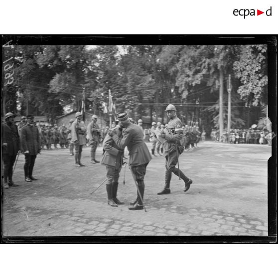 Châlon sur Marne. Le général Fayolle décore un major. [légende d'origine]