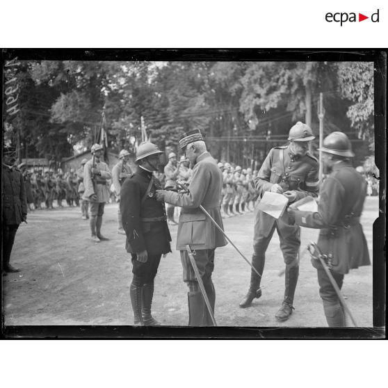 Châlon sur Marne. Le général Fayolle décore l'aviateur Madon. [légende d'origine]