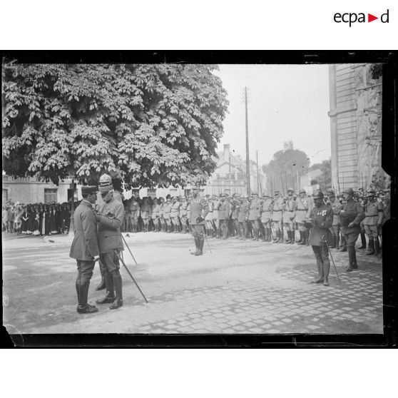 Châlon sur Marne. Le général Fayolle décore le sergent Aliguet. Au fond, le général Gouraud. [légende d'origine]